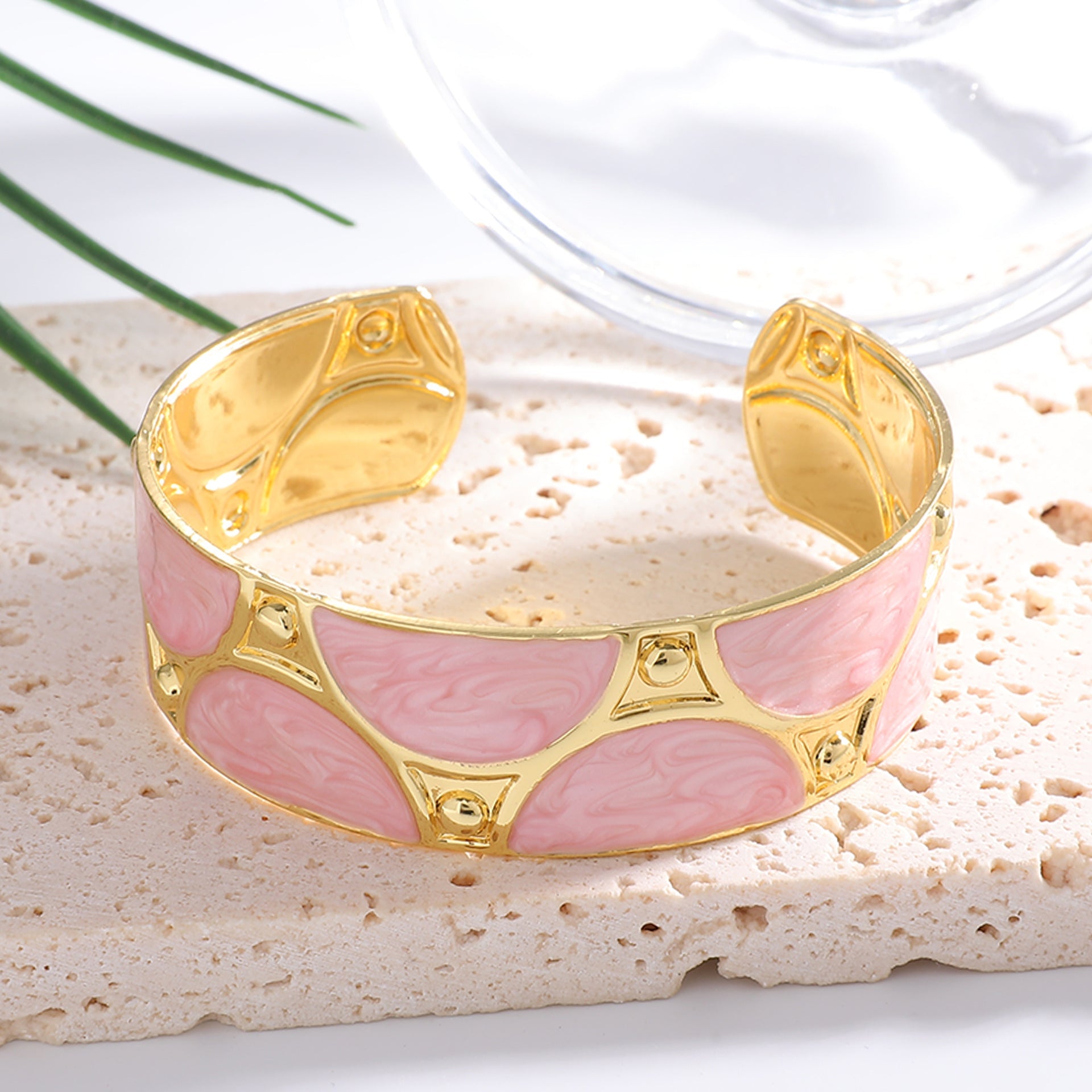 Women's cuff bracelet with artistic design Fashion Glam