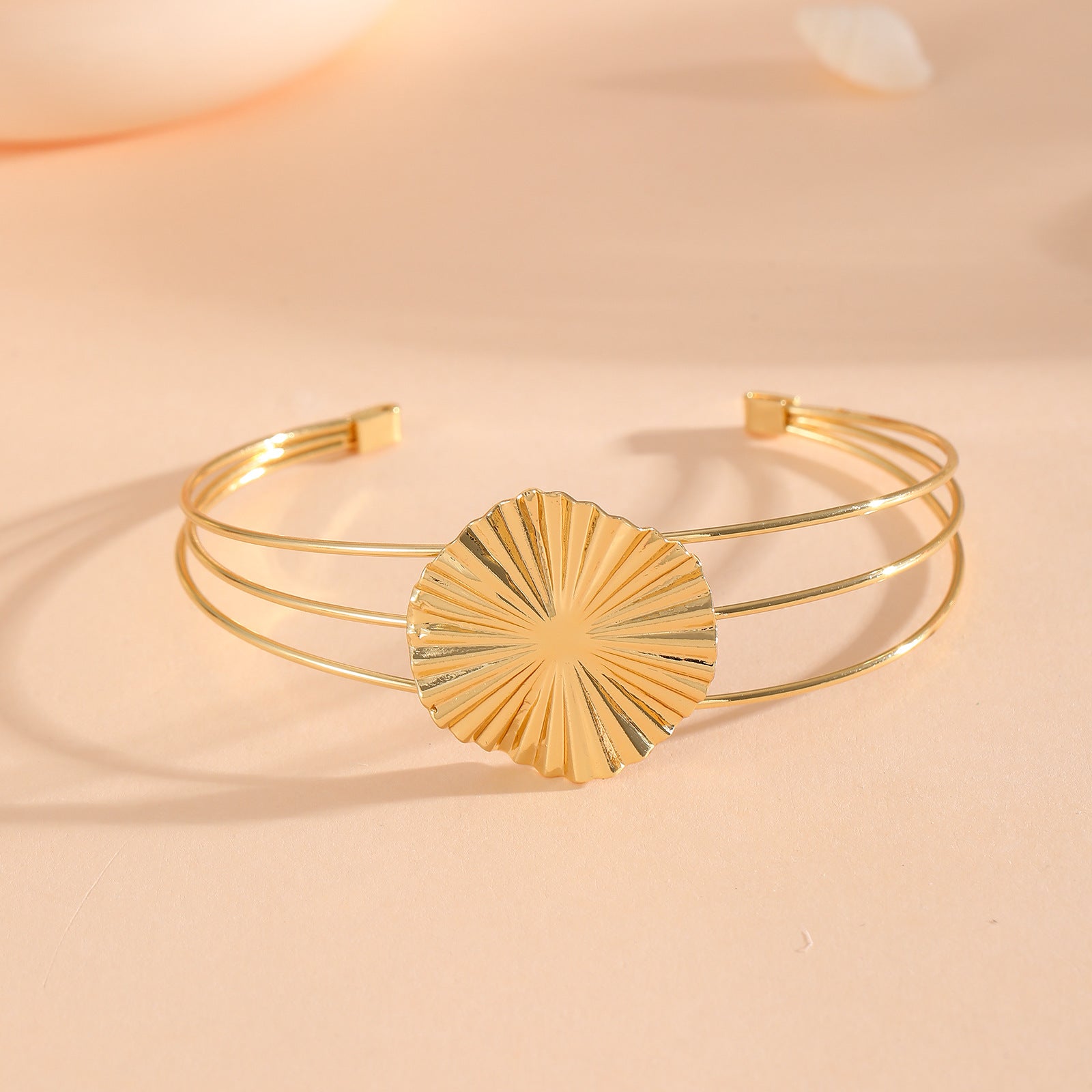Women's bracelet with intricate bow design Fashion Glam