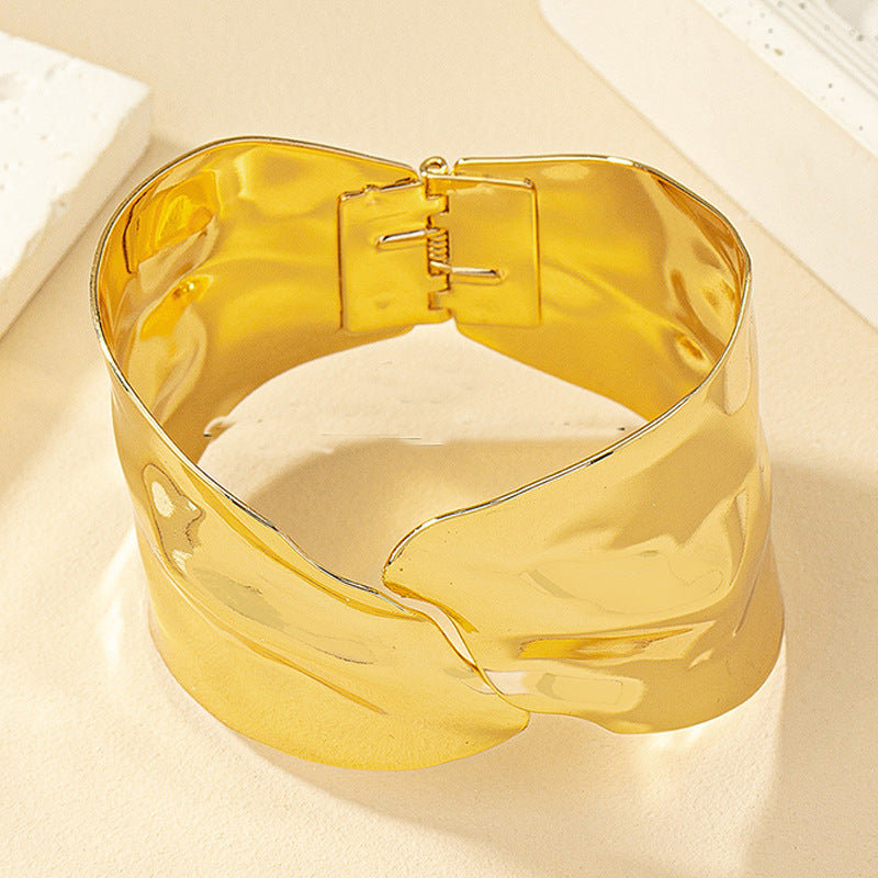Women's Open Bangle in Stylish, Curved Design Fashion Glam