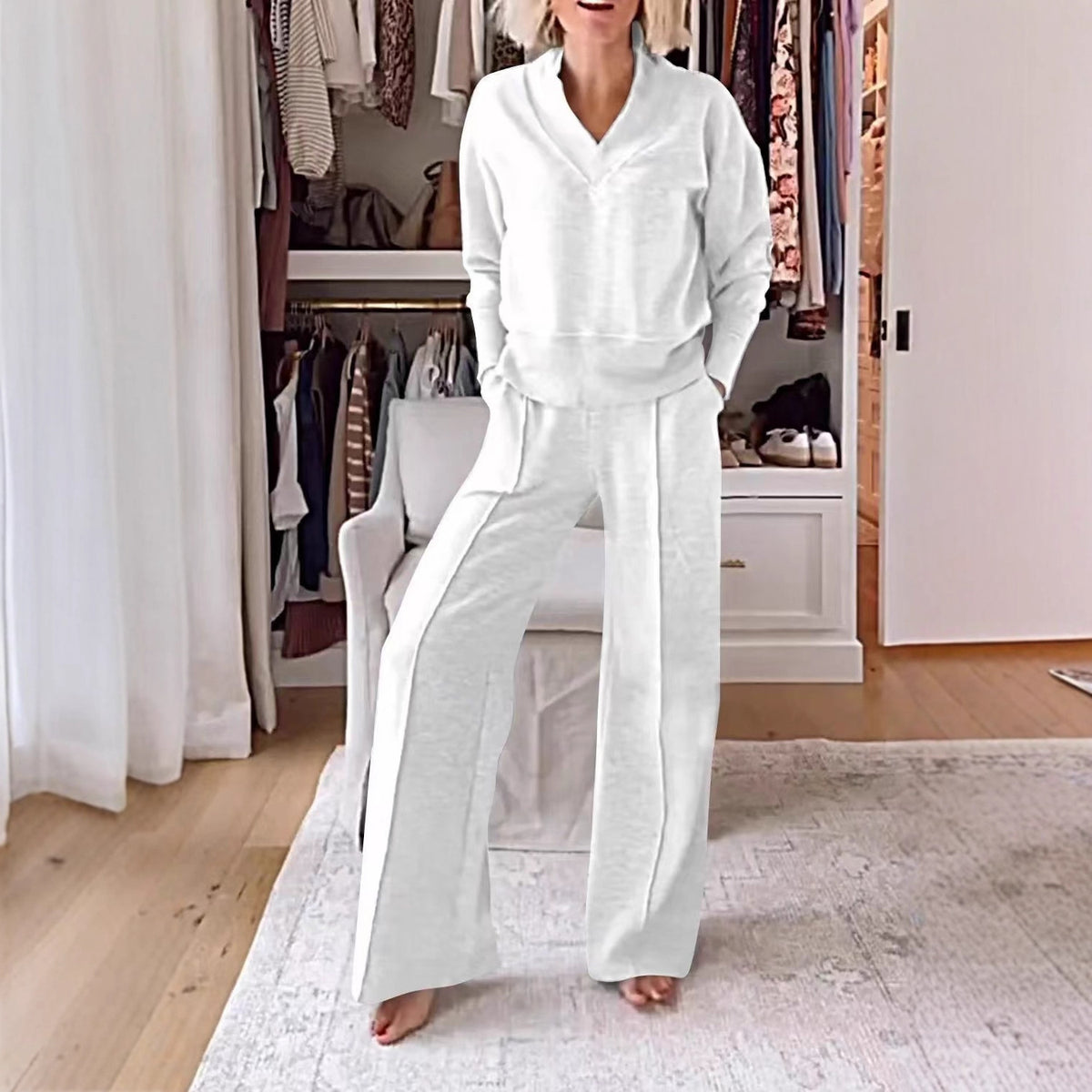 Ladies two-piece lounge set made of soft jersey with V-neck and wide palazzo pants cut Fashion Glam