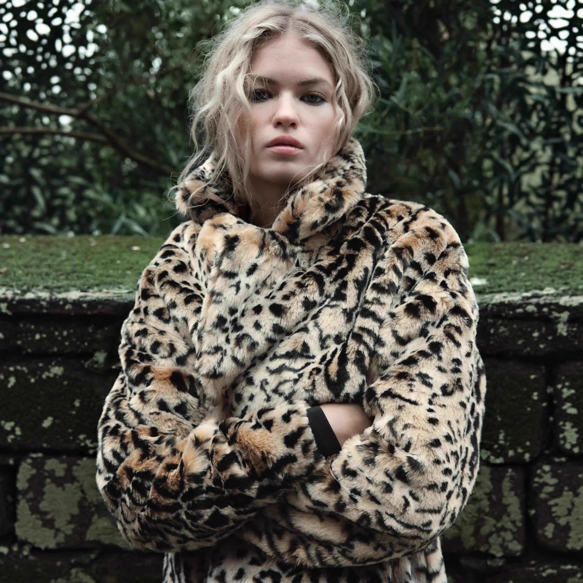 Women's faux fur coat in oversized cut with lapel collar, tie belt and pockets Fashion Glam