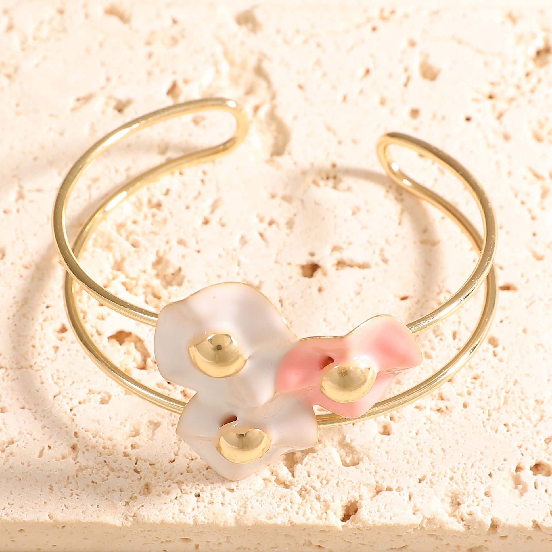 Women's bangle with elaborate floral design Fashion Glam