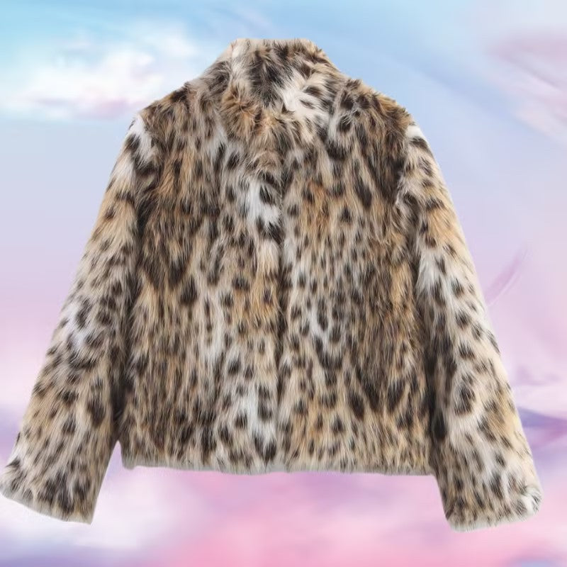 Women's short jacket made of faux fur in leopard print with boxy cut and stand-up collar Fashion Glam