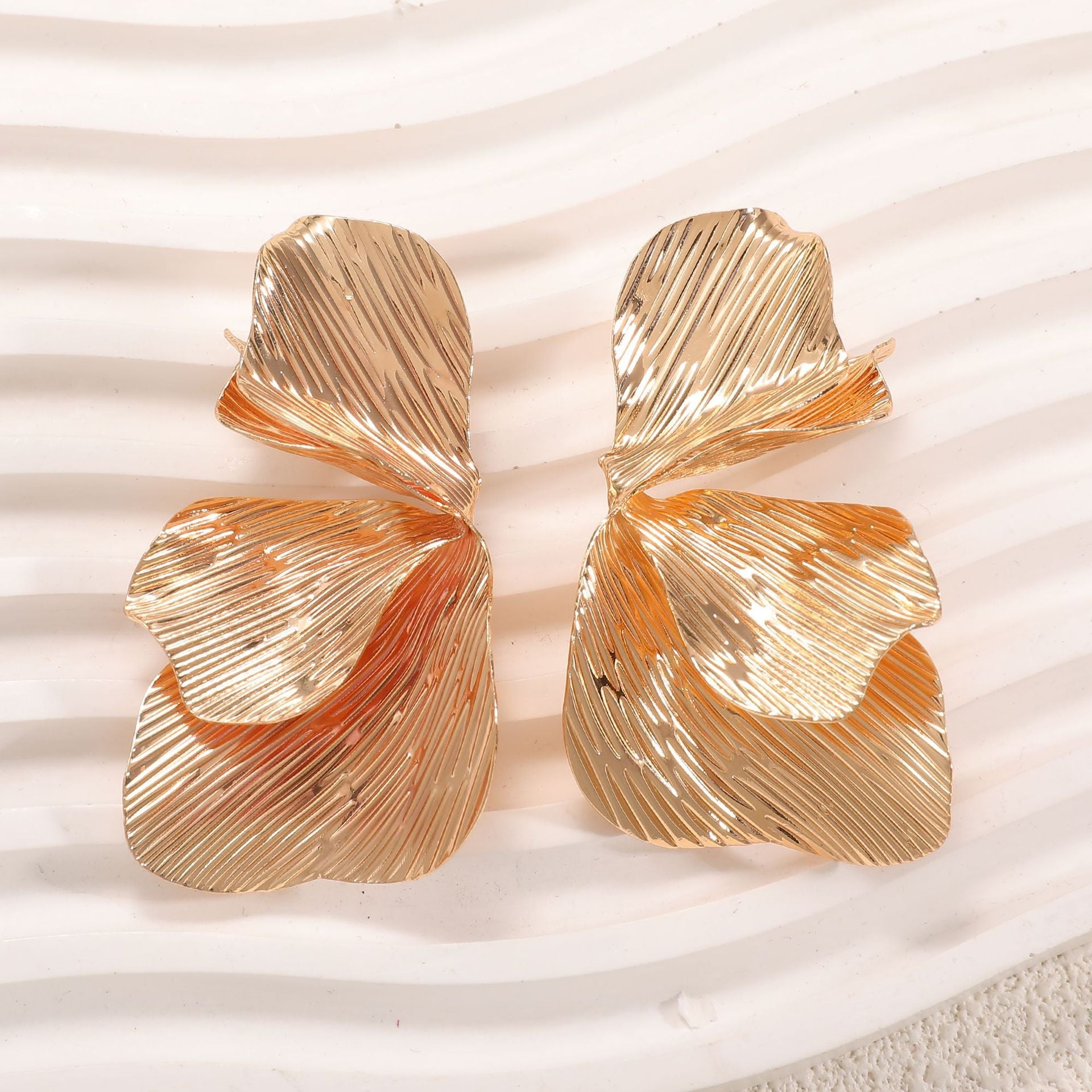 Women's ear clips in an elegant, textured design Fashion Glam