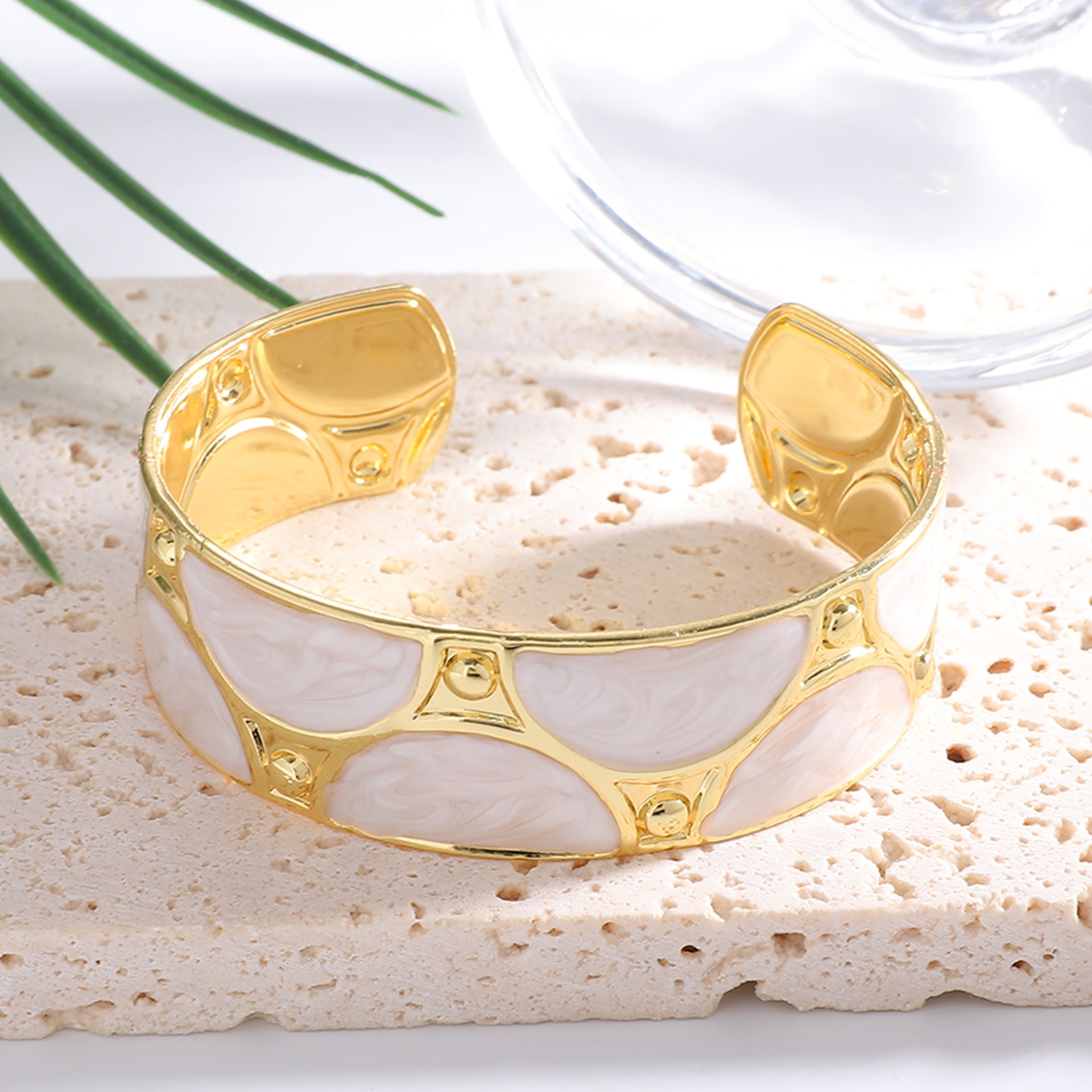 Women's cuff bracelet with artistic design Fashion Glam
