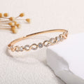 Women's bangle with elegant infinity pattern and sparkling zirconia Fashion Glam