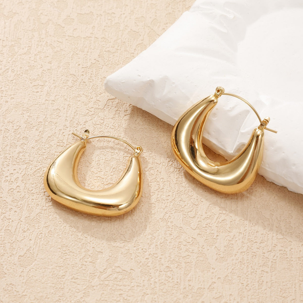 Ladies earrings in a modern, curved design Fashion Glam