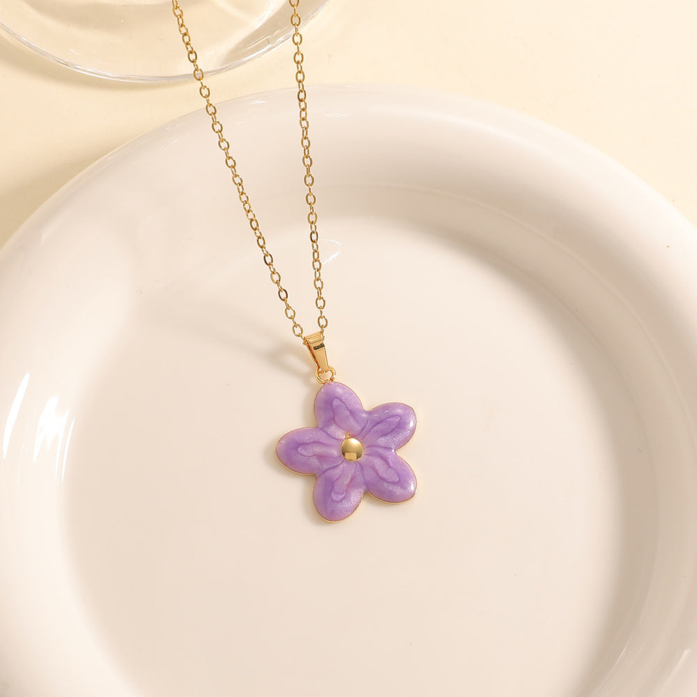 Women’s necklace with elaborately designed flower pendant Fashion Glam