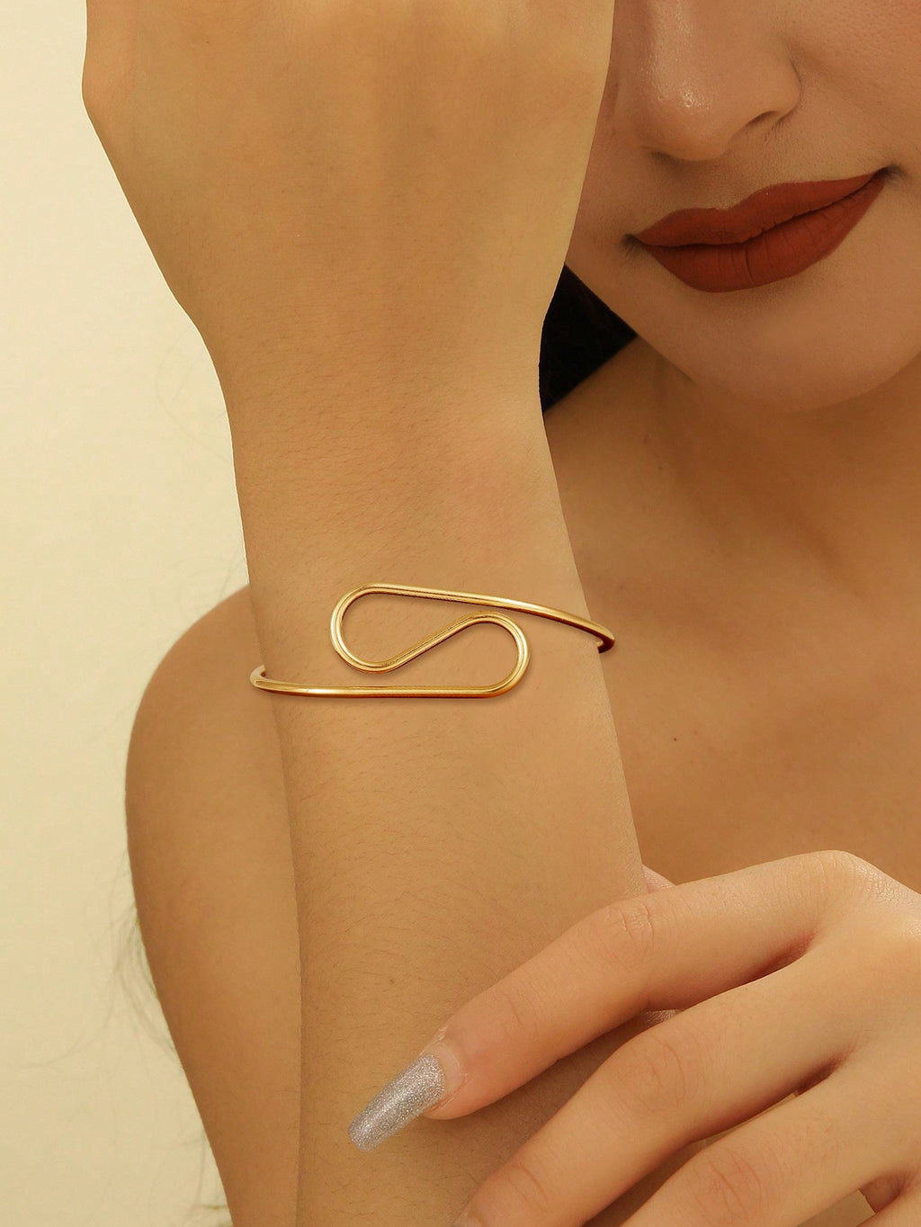 Women's cuff in modern wave pattern Fashion Glam