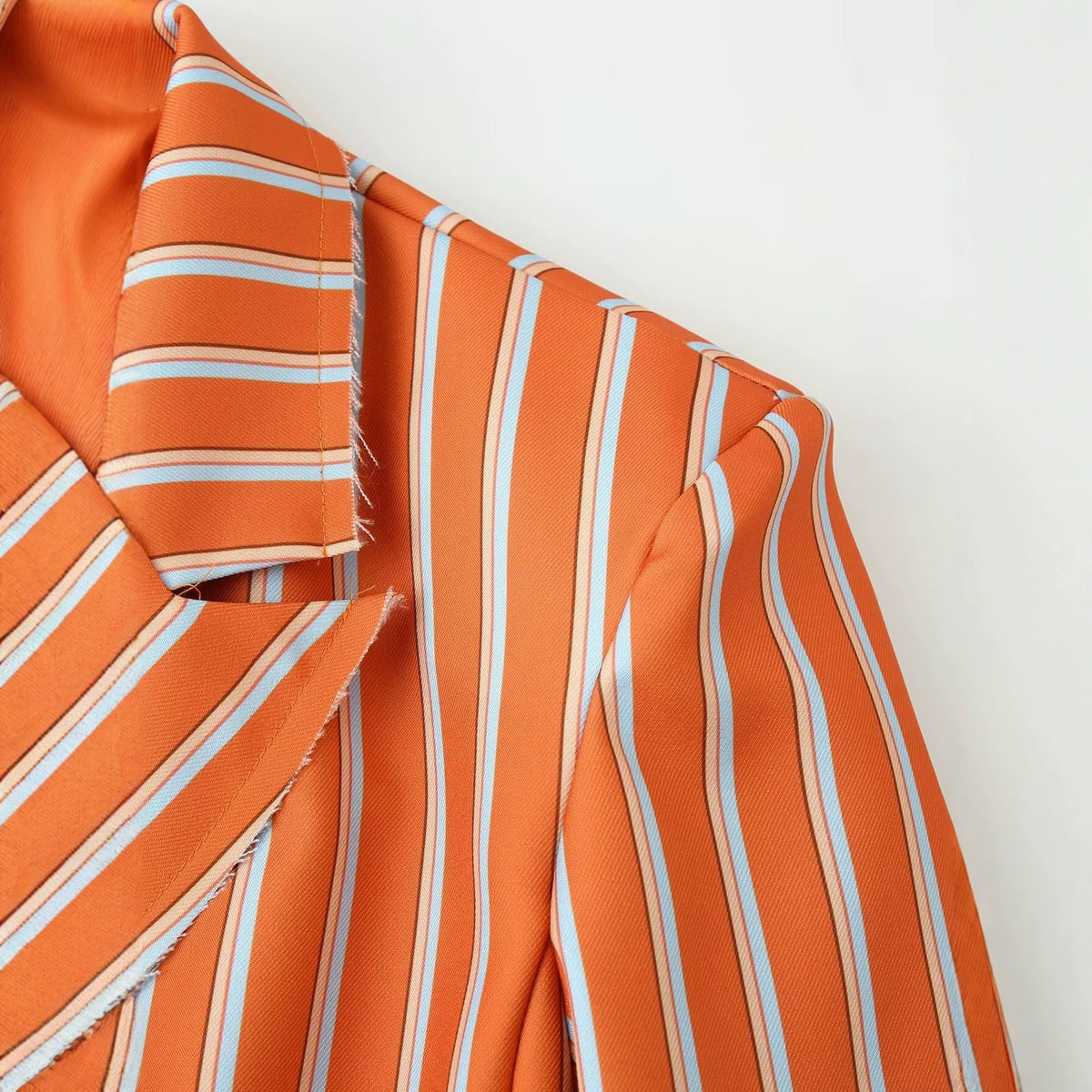 Women's double-breasted blazer with vertical stripe pattern and frayed lapel Fashion Glam