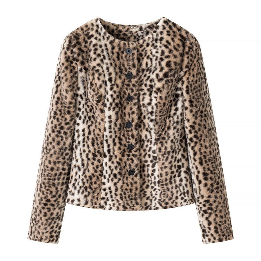 Women's short jacket made of faux fur with leopard print and button placket Fashion Glam