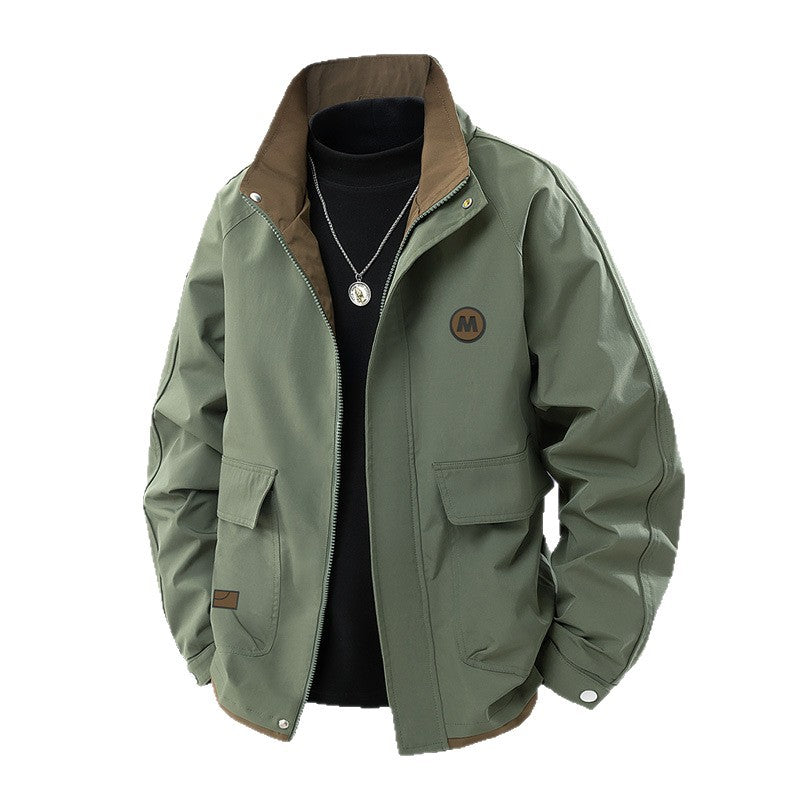 Men's short cut softshell utility jacket with stand-up collar and flap pockets Fashion Glam