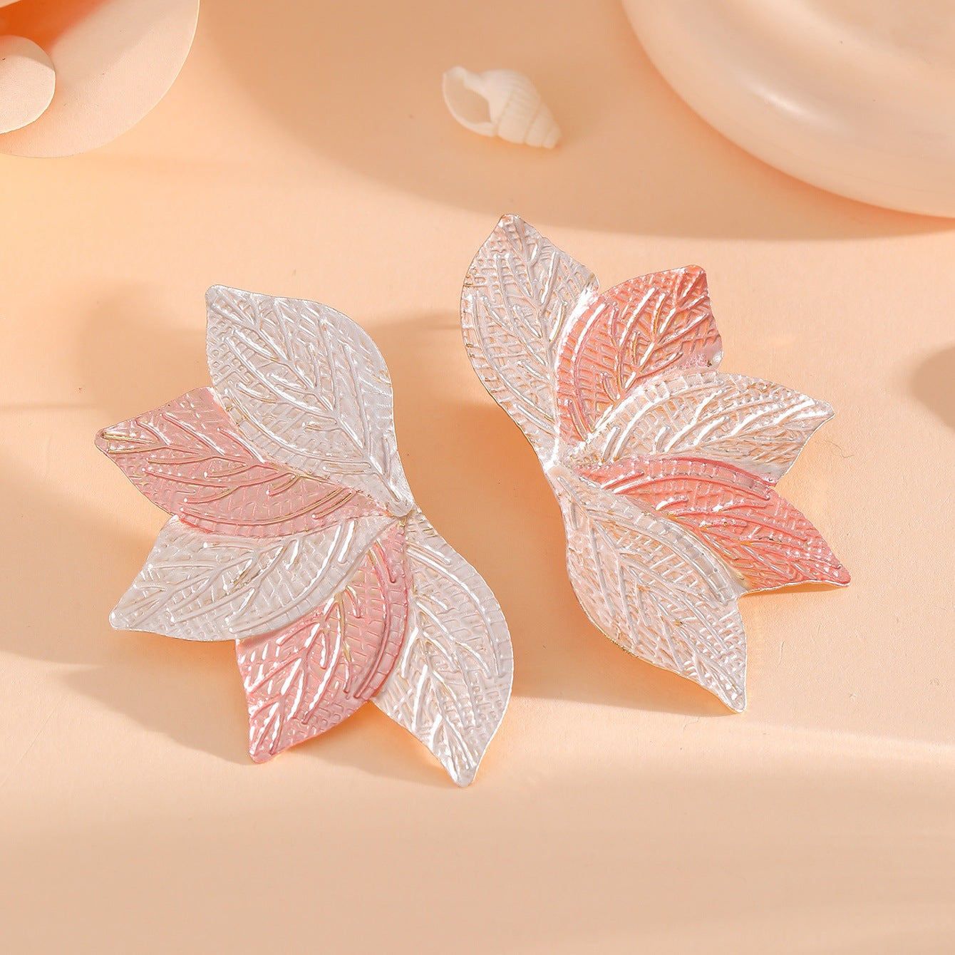 Women’s hair accessory with elaborate leaf design Fashion Glam