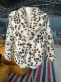 Women's Boxy Short Coat made of Faux Fur with Leopard Print and Short Shawl Collar Fashion Glam