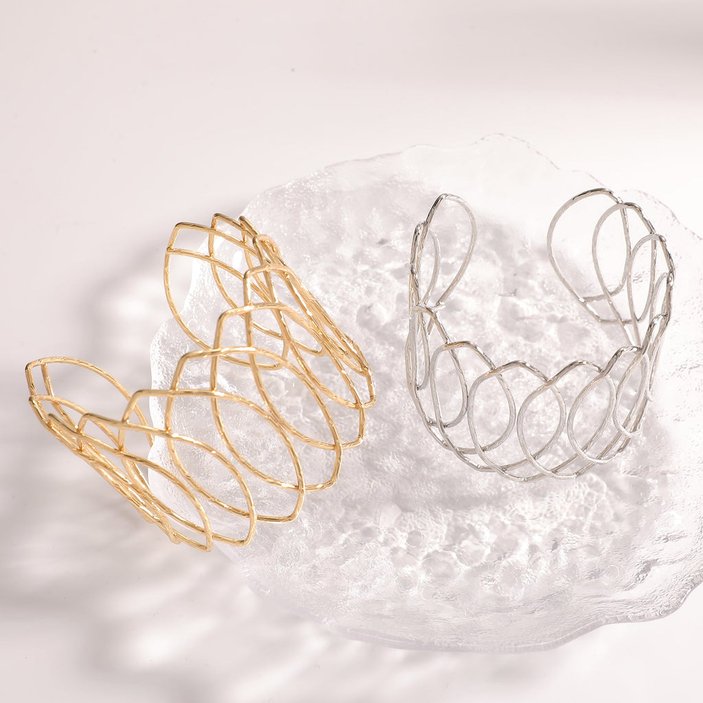 Women Open Bangle with Artfully Curved Design Fashion Glam
