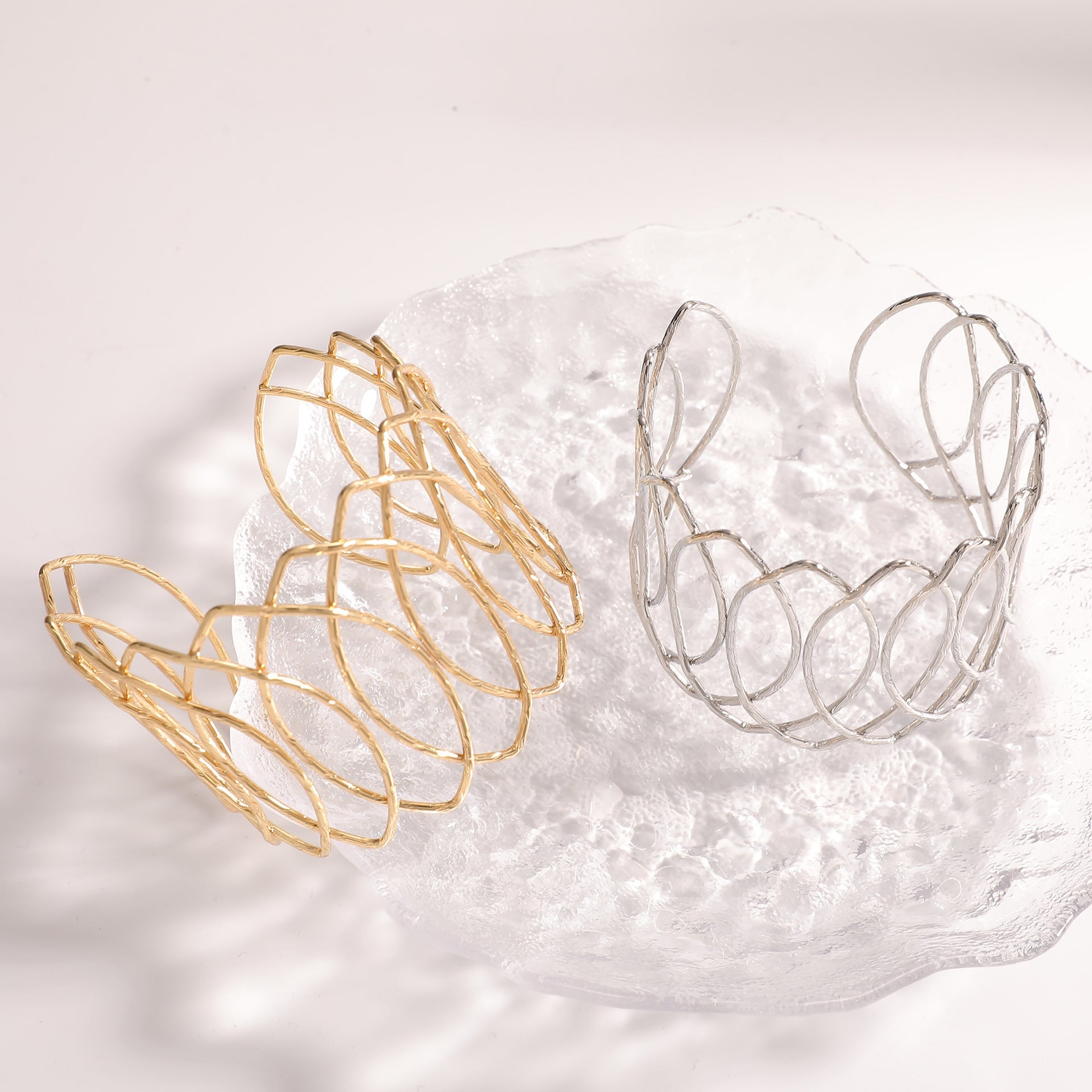 Women Open Bangle with Artfully Curved Design Fashion Glam