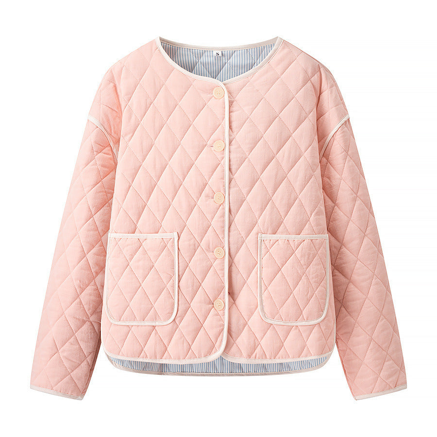 Women's short-cut quilted transitional jacket with round neck, decorative piping, and turn-up cuffs Fashion Glam
