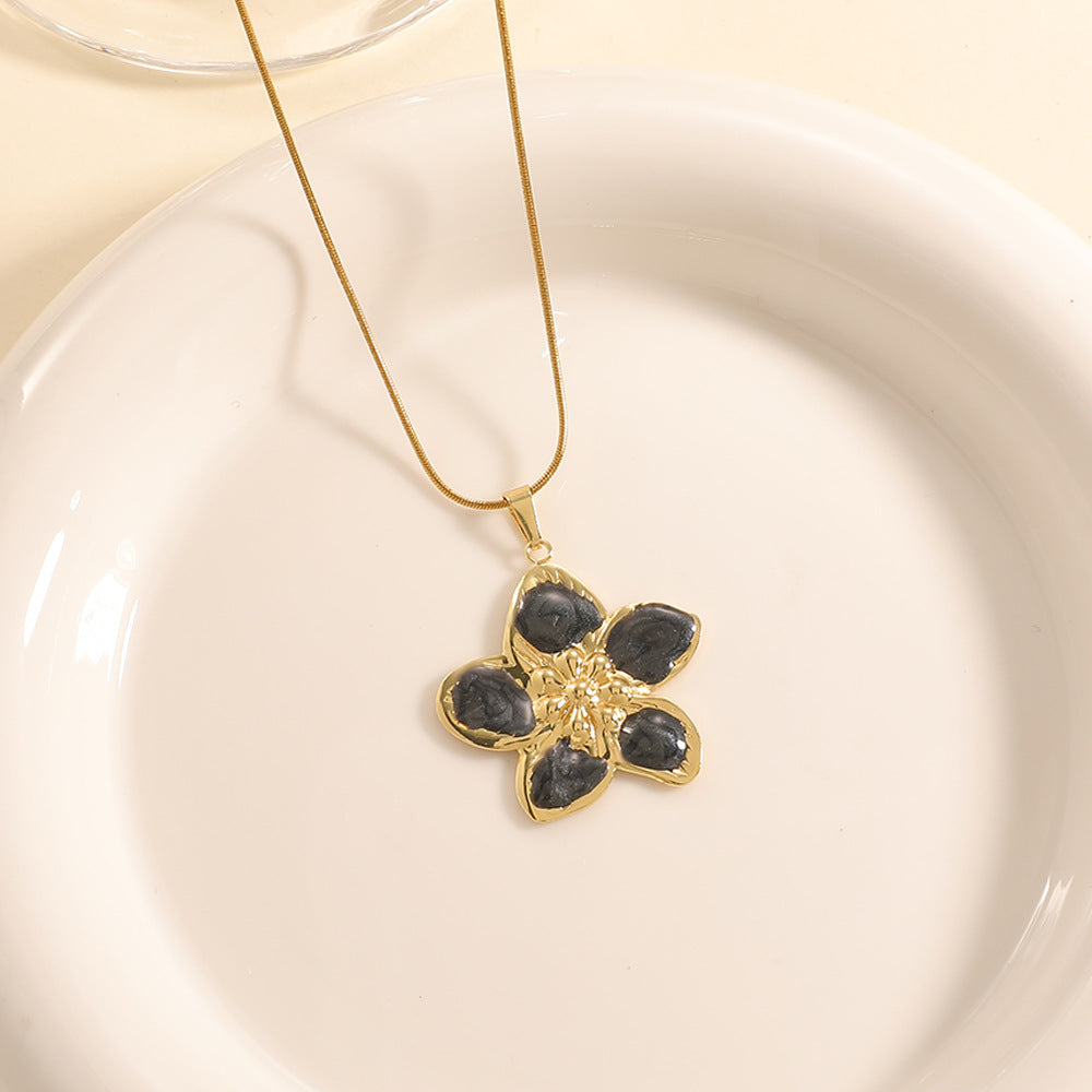 Women’s necklace with elaborately designed flower pendant Fashion Glam