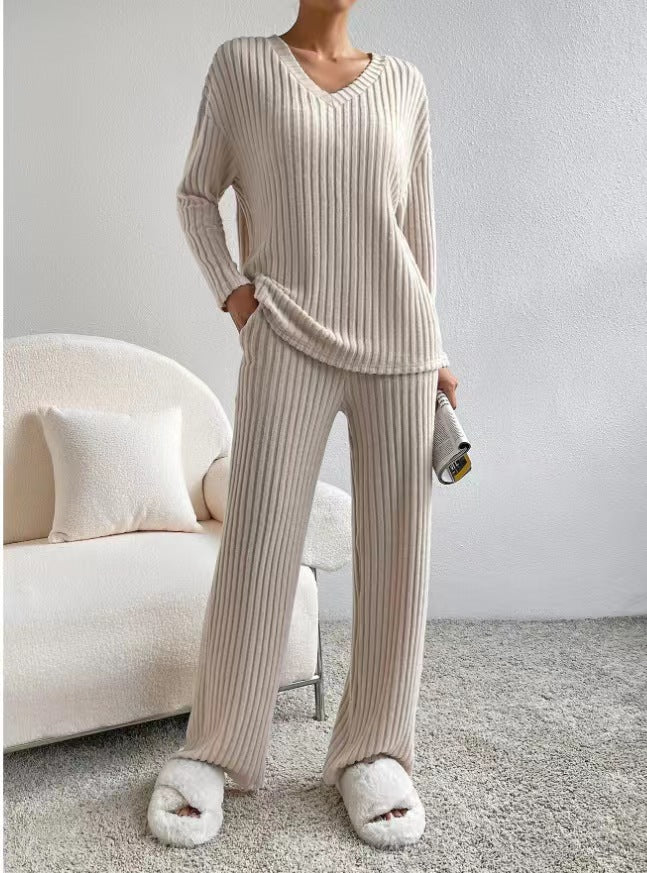 Women's Ribbed Relax Set made of Fine Knit with V-Neck and Loose Comfort Pants Fashion Glam