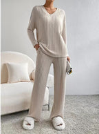 Women's Ribbed Relax Set made of Fine Knit with V-Neck and Loose Comfort Pants Fashion Glam