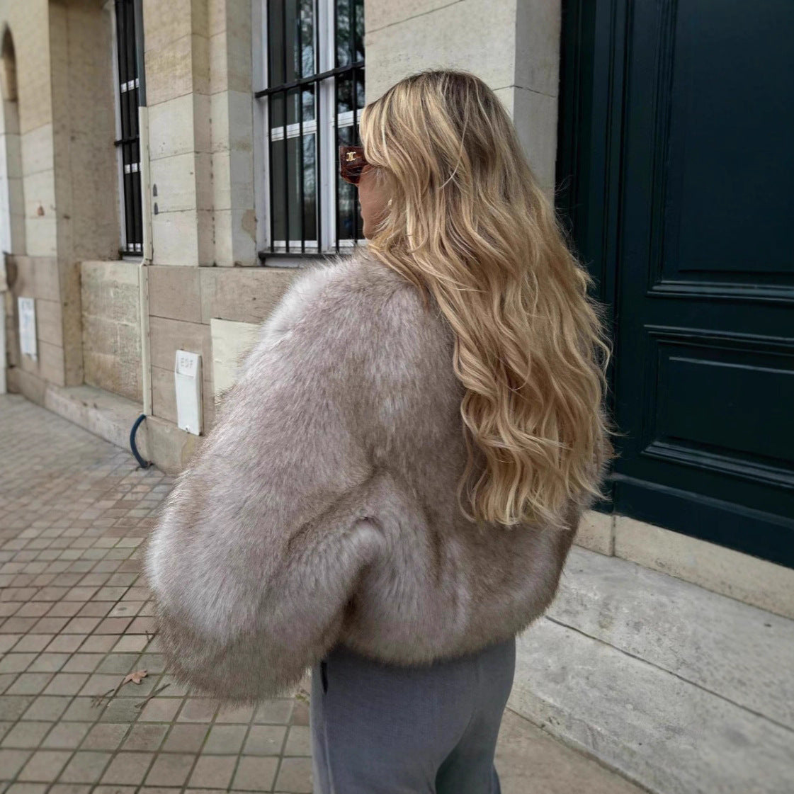 Women's short jacket made of luxurious high-pile faux fur with a boxy silhouette and voluminous sleeves Fashion Glam