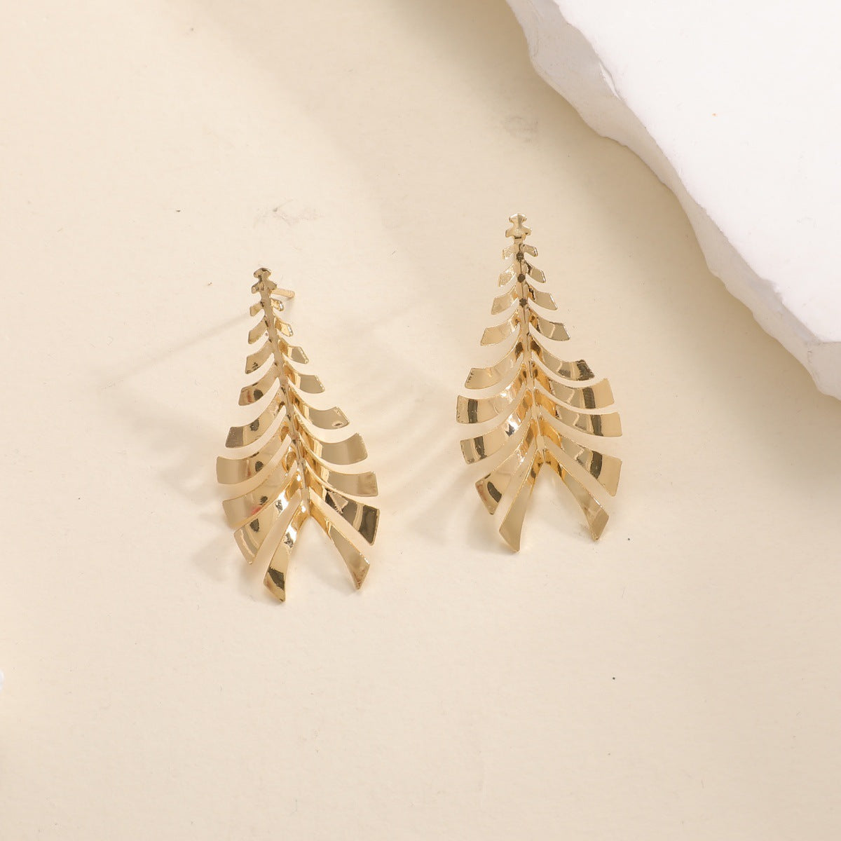 Women Hanging Earrings in Elegant Leaf Design Fashion Glam