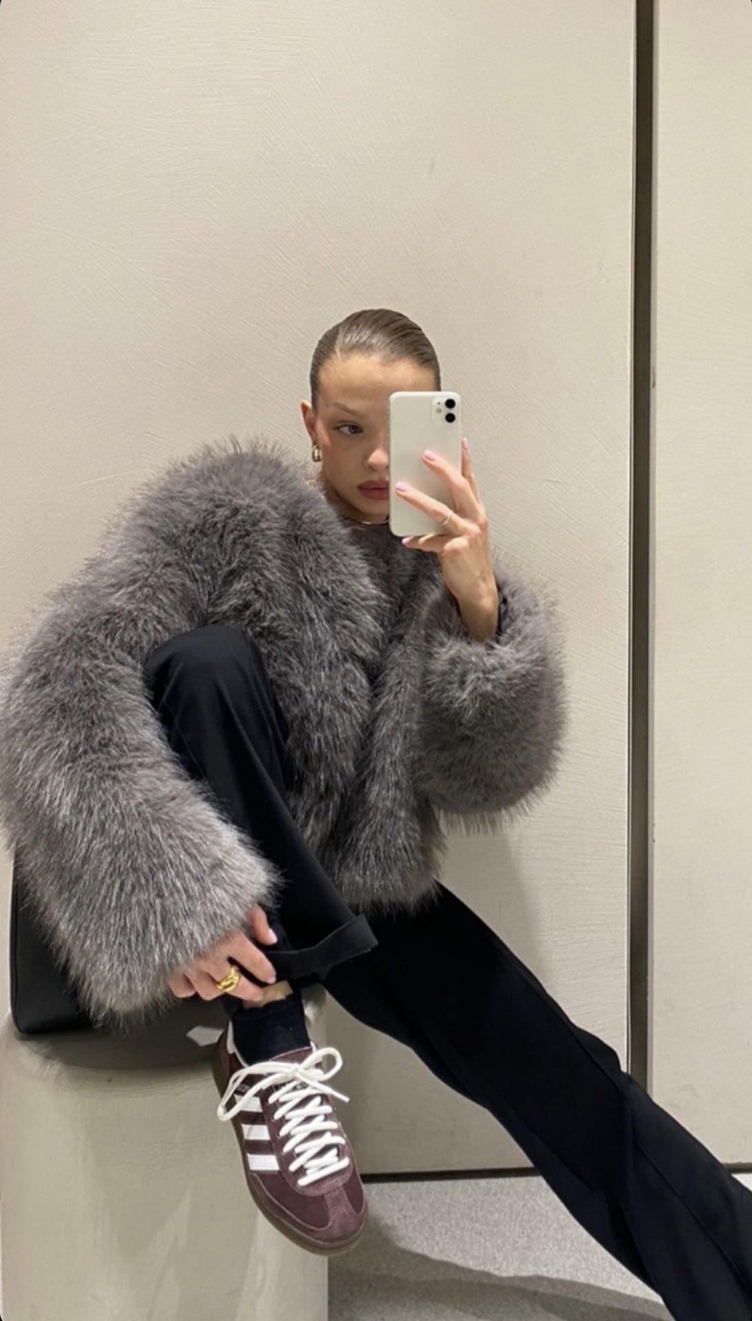 Women's short jacket made of luxurious high-pile faux fur with a boxy silhouette and voluminous sleeves Fashion Glam