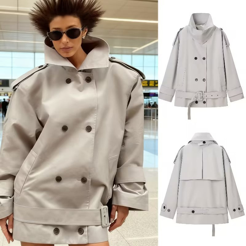 Women's short trench-style jacket with high standing collar, double-breasted front and waist belt Fashion Glam