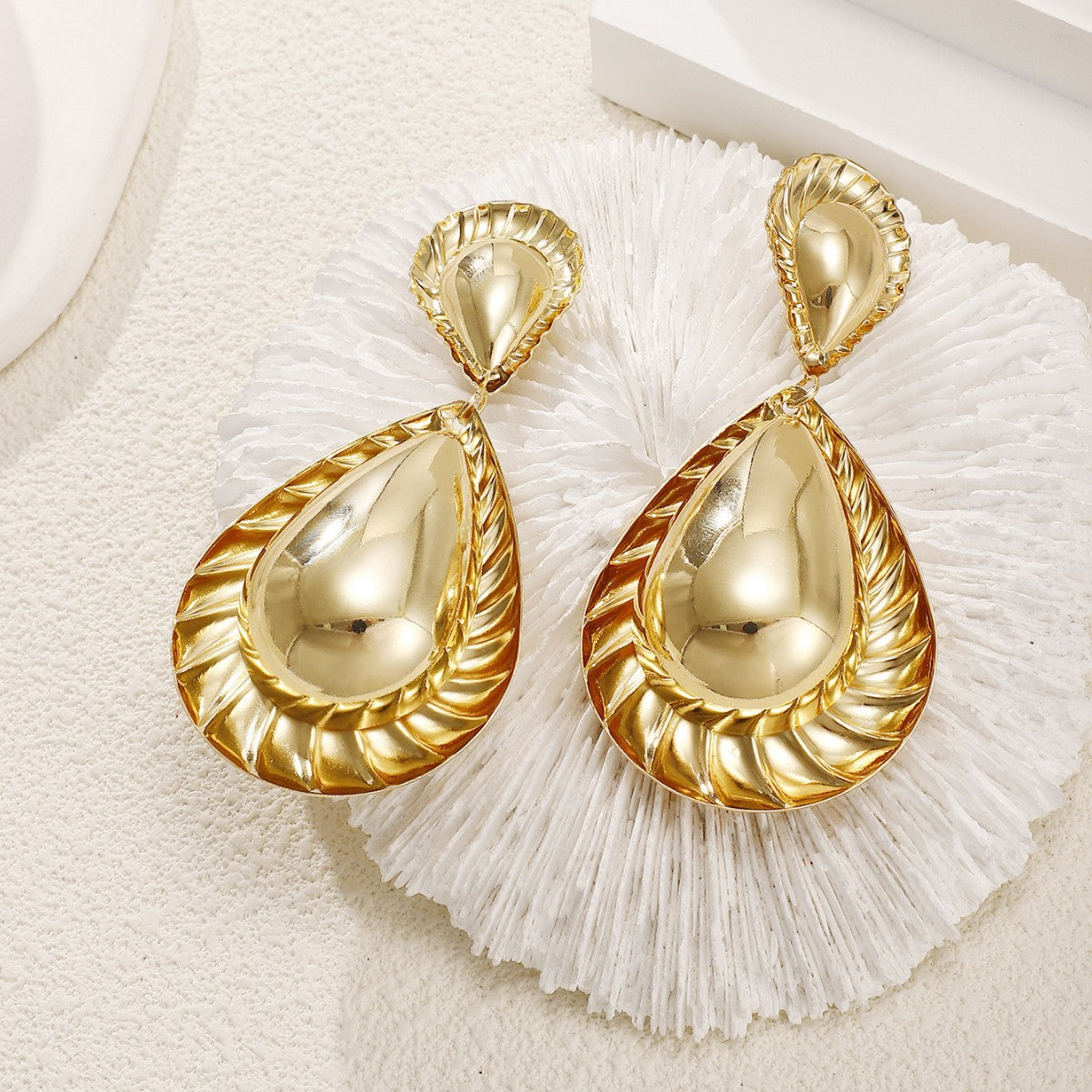 Women's earrings in artistic, structured design Fashion Glam