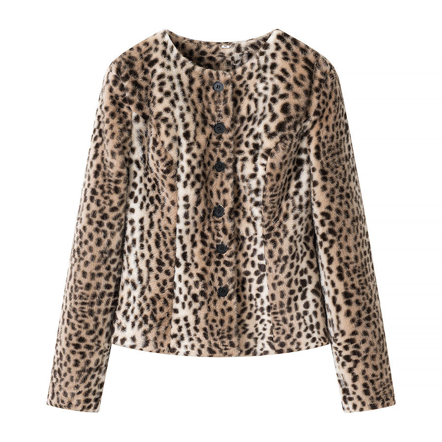 Women's short jacket made of faux fur with leopard print and button placket Fashion Glam