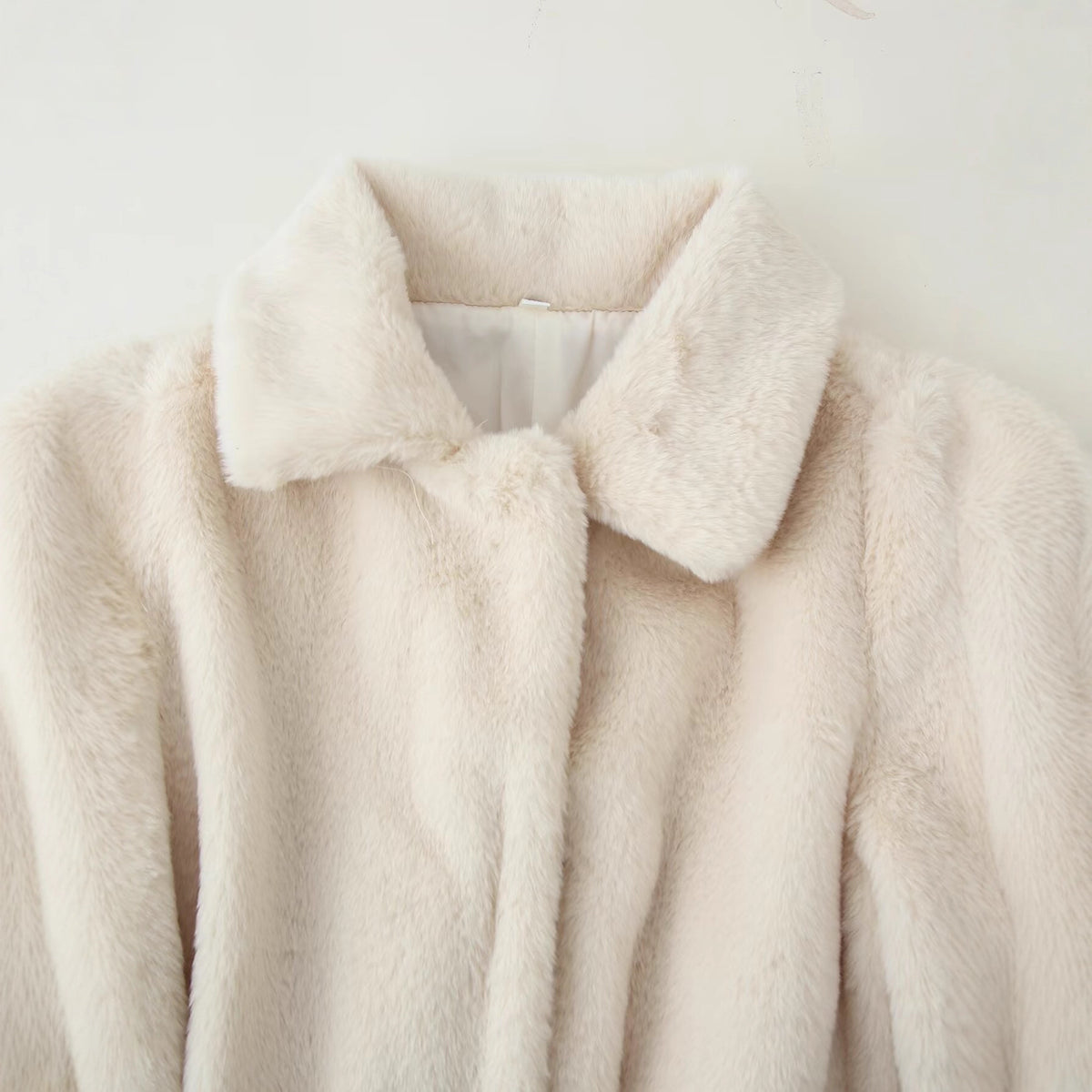 Women's short coat made of cuddly faux fur with shirt collar and tie belt Fashion Glam