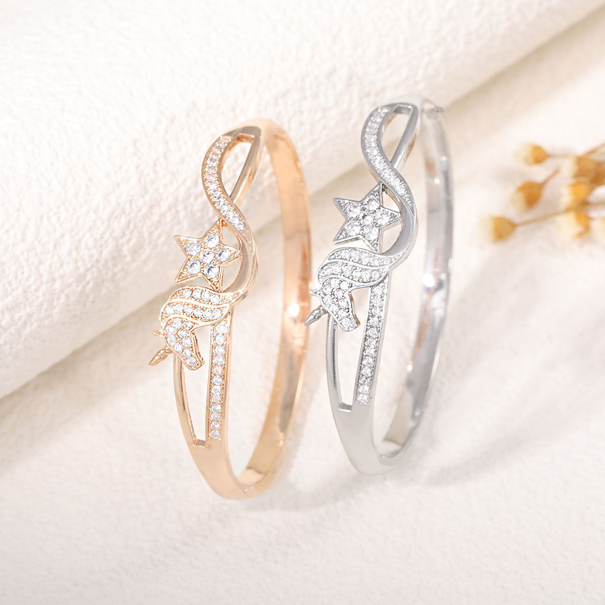 Women's bangle with elegant infinity pattern and sparkling zirconia Fashion Glam