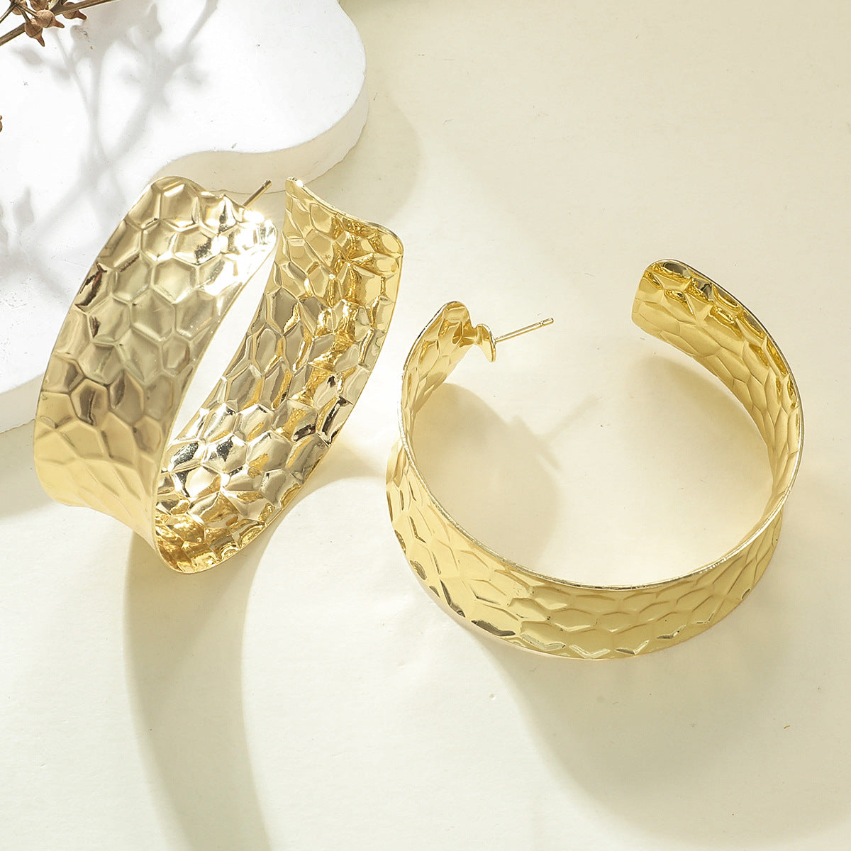 Women's Hanging Earrings in Elegant Wave Pattern Fashion Glam