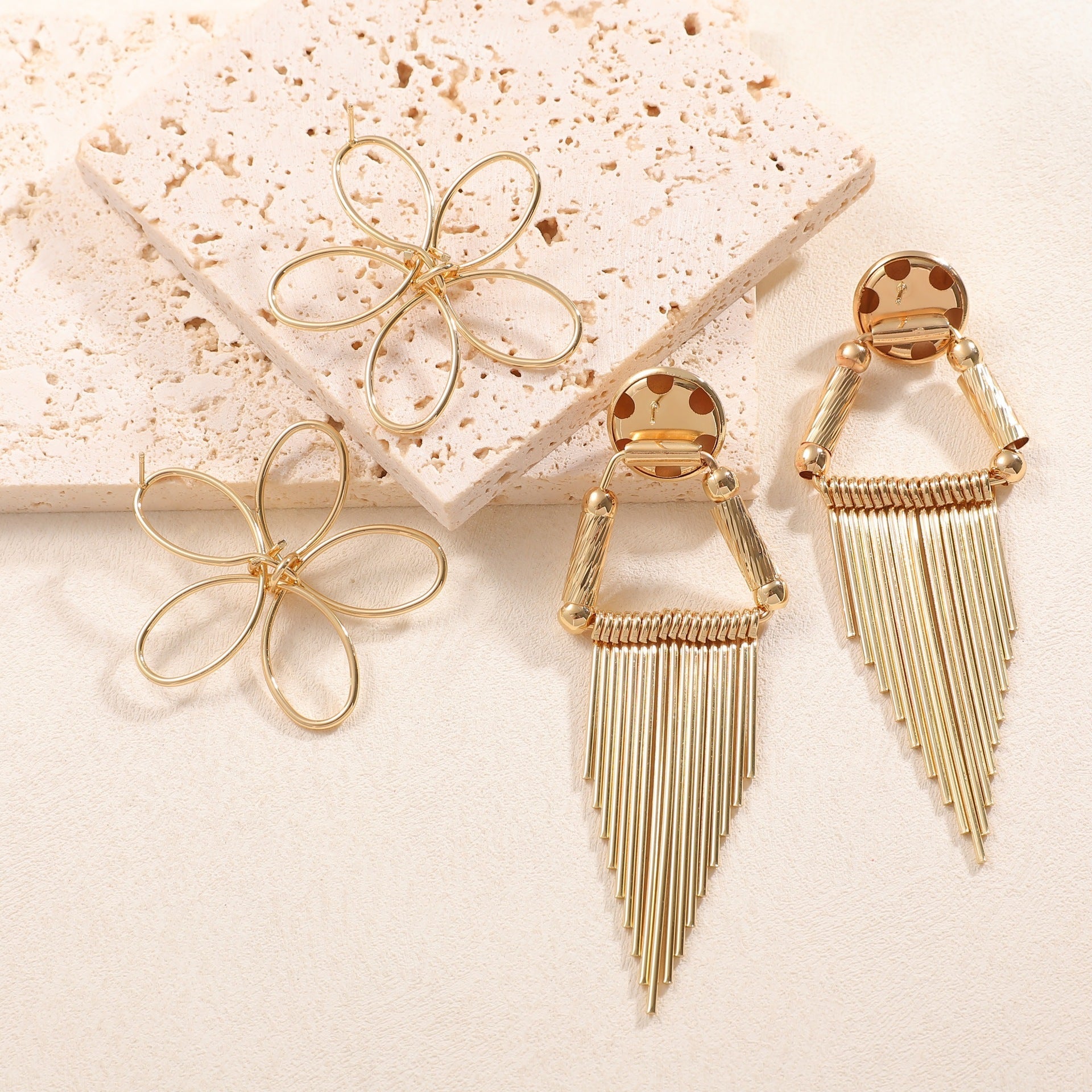 Ladies Hanging Earrings in Artistic Flower Design Fashion Glam