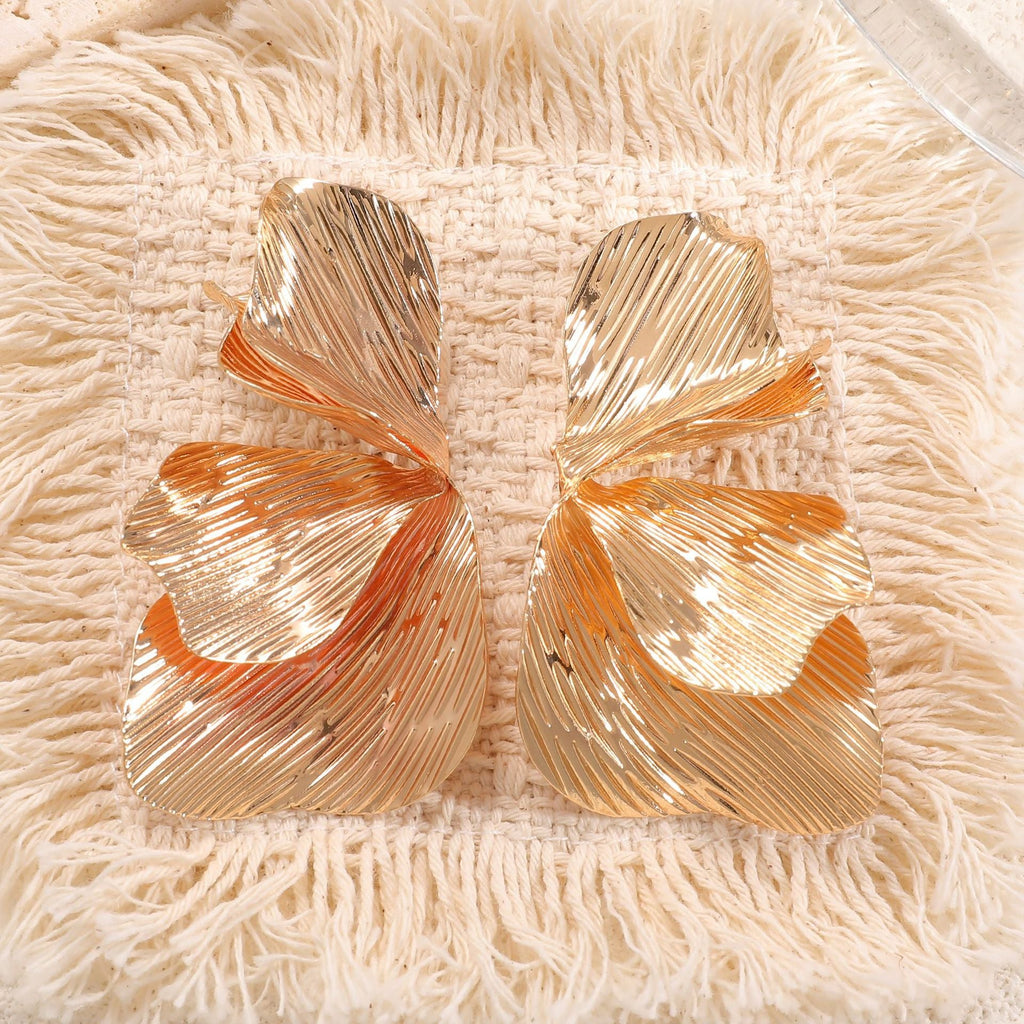 Women's ear clips in an elegant, textured design Fashion Glam