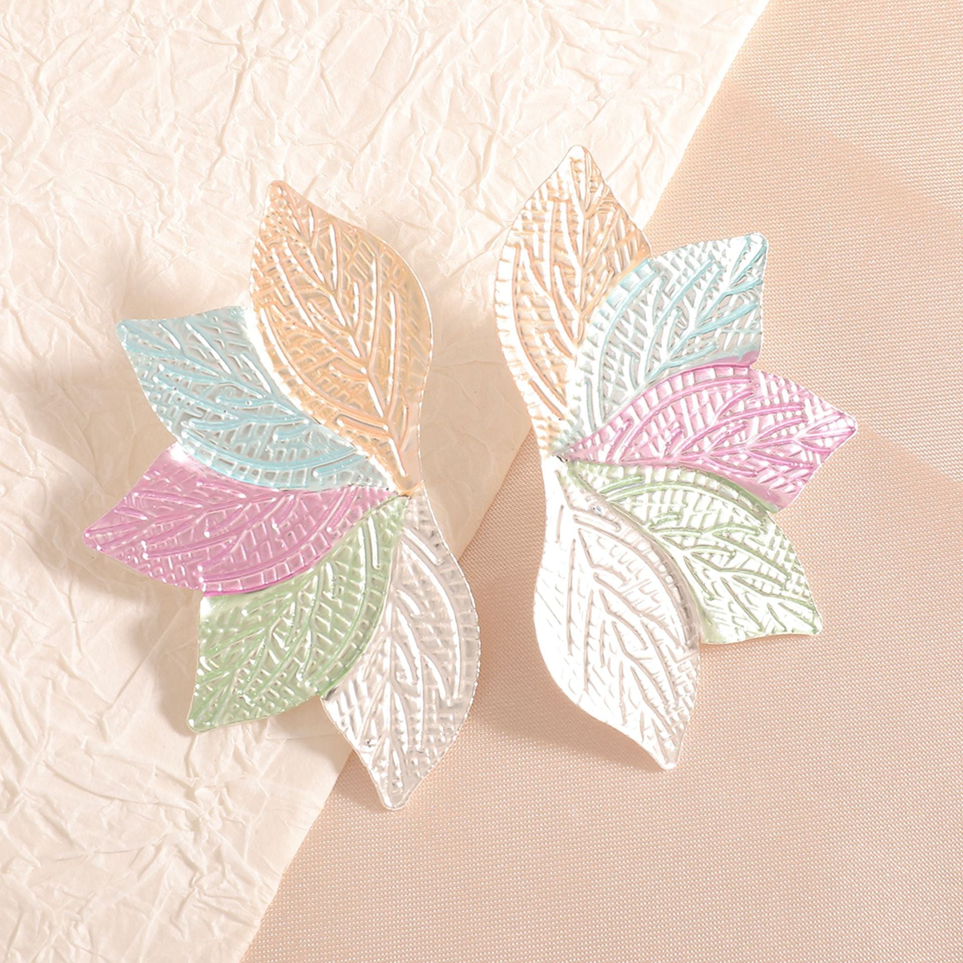 Women’s hair accessory with elaborate leaf design Fashion Glam
