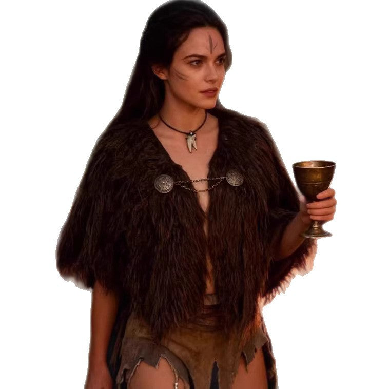 Women's short cape made of dense faux fur with decorative chain closure and zigzag hem Fashion Glam