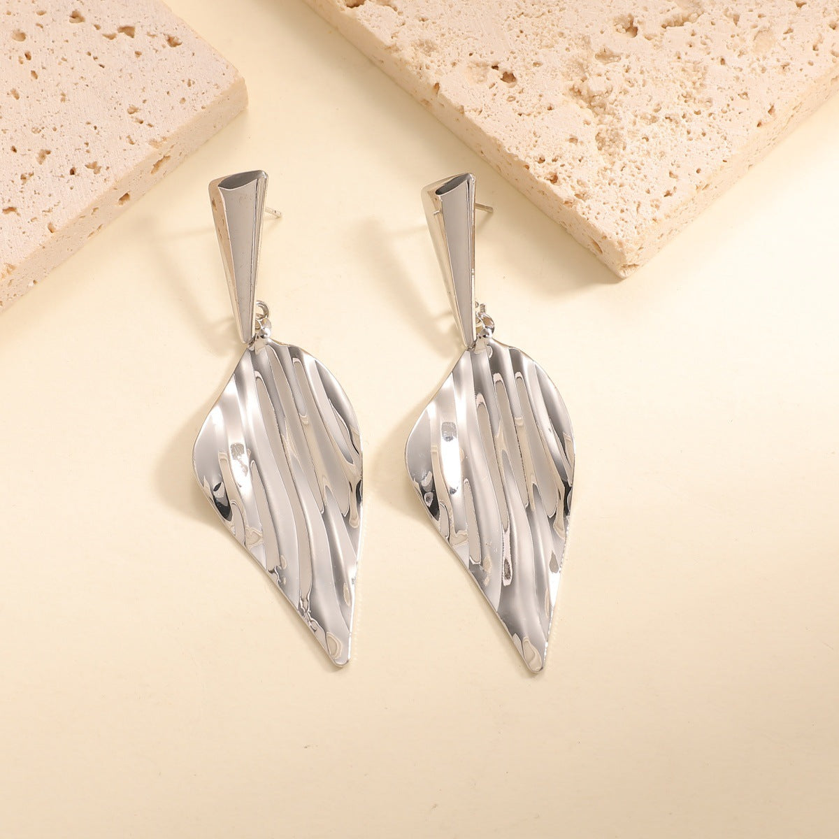 Women's Hanging Earrings in Stylish Leaf Design Fashion Glam
