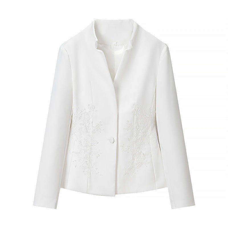 Women's tailored short blazer with standing collar and floral tone-on-tone embroidery Fashion Glam