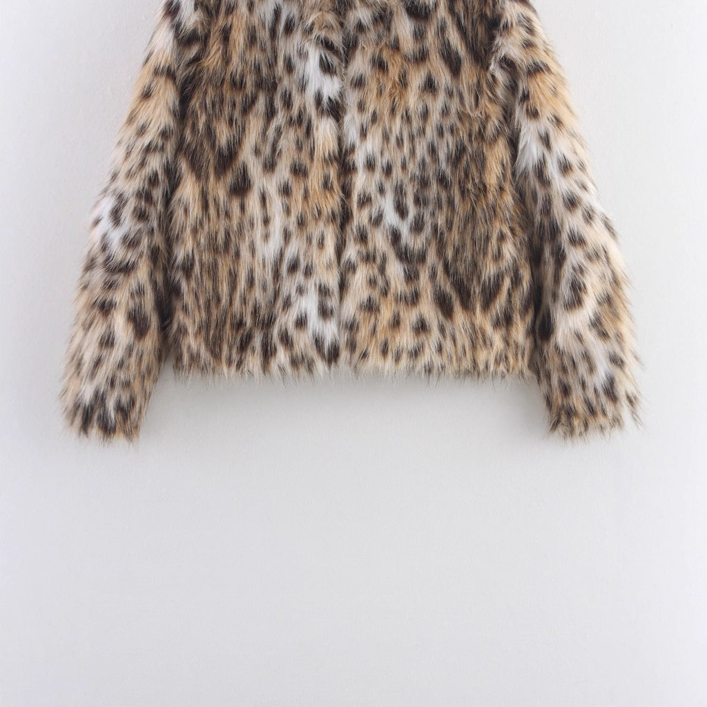 Women's short jacket made of faux fur in leopard print with boxy cut and stand-up collar Fashion Glam