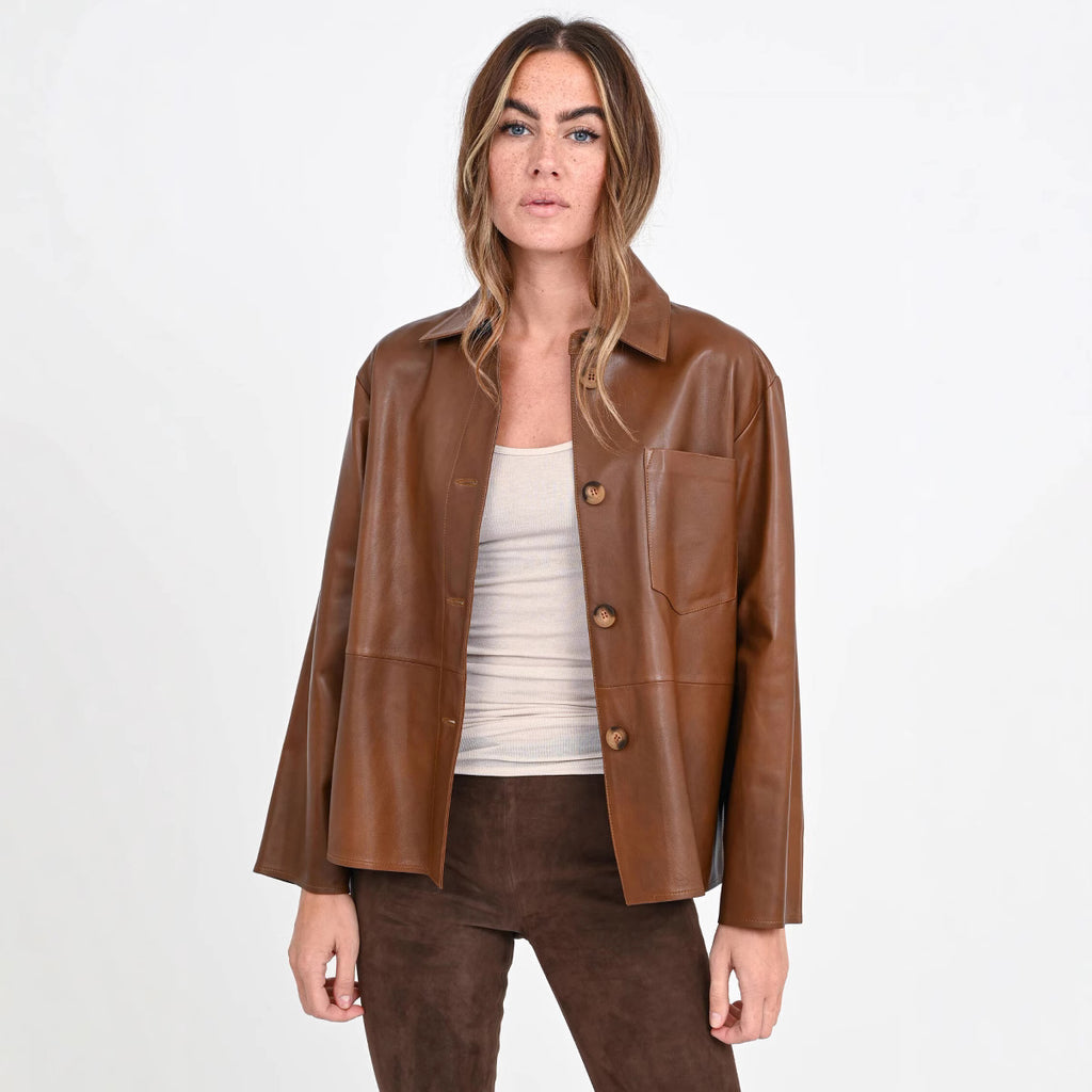 Women's short jacket made of faux leather in shirt jacket style with applied breast pocket Fashion Glam