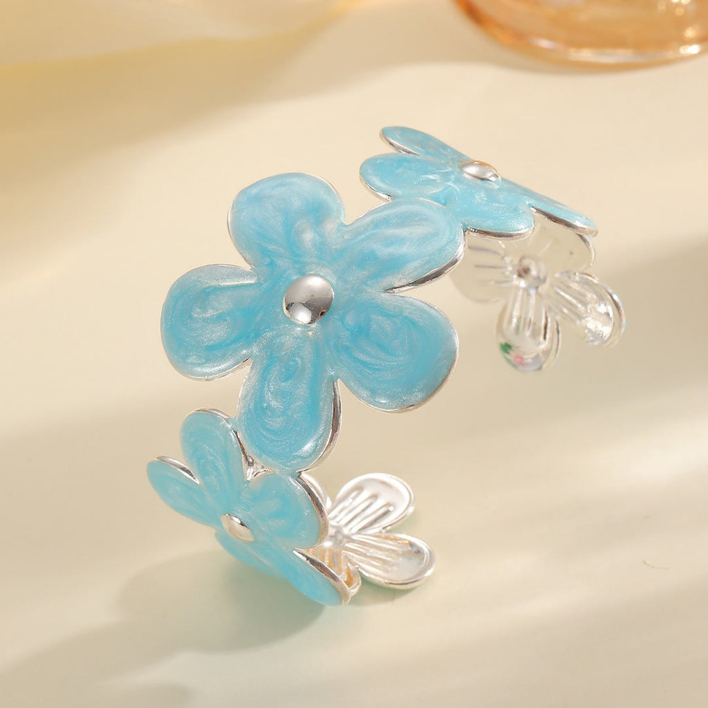 Women's bracelet made of high-quality metal with floral design Fashion Glam