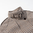Ladies short jacket in houndstooth with stand-up collar, double-breasted and waist details Fashion Glam