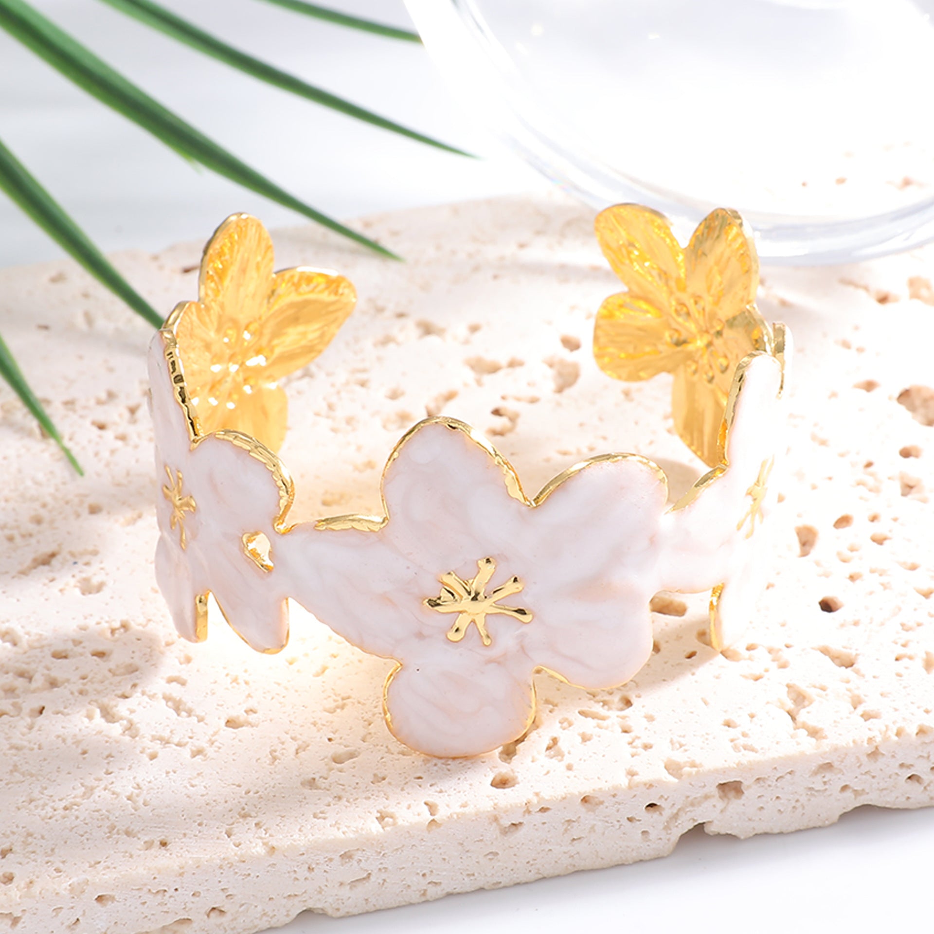 Ladies' bangle with floral motifs Fashion Glam