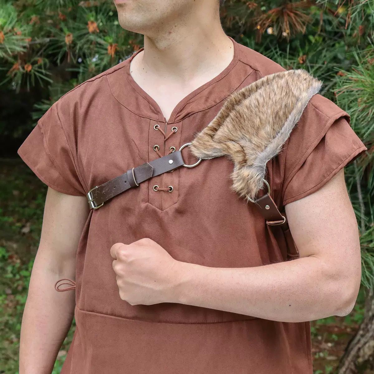 Men's shoulder strap with faux fur padding and adjustable leather strap Fashion Glam