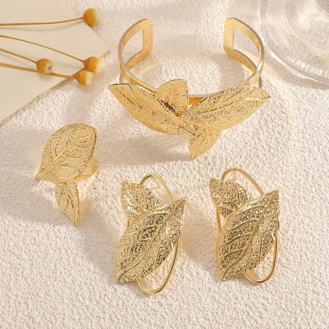 Women’s bracelet with elaborate leaf design Fashion Glam
