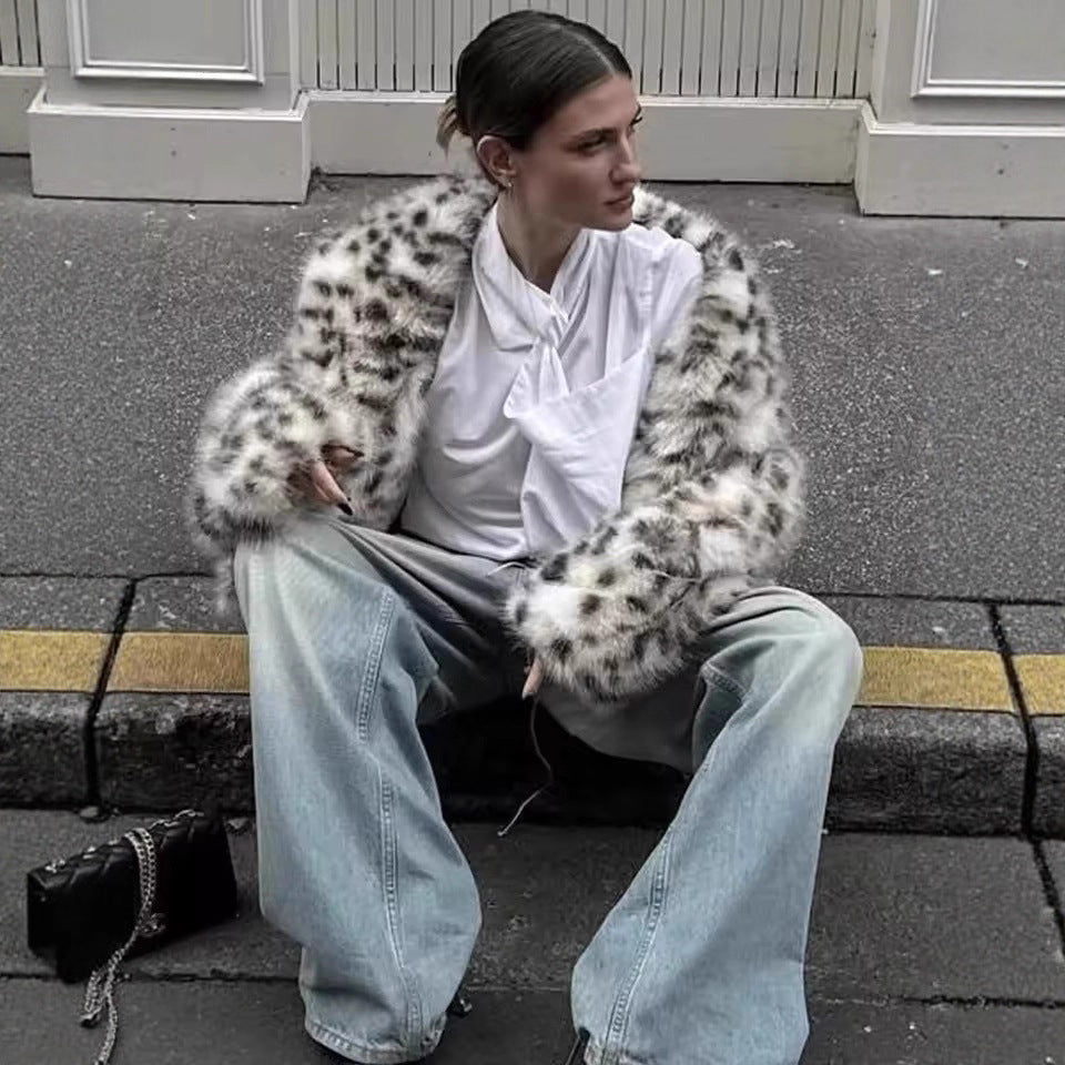 Women's short jacket made of synthetic fur in Dalmatian look with boxy silhouette and wide shawl collar Fashion Glam