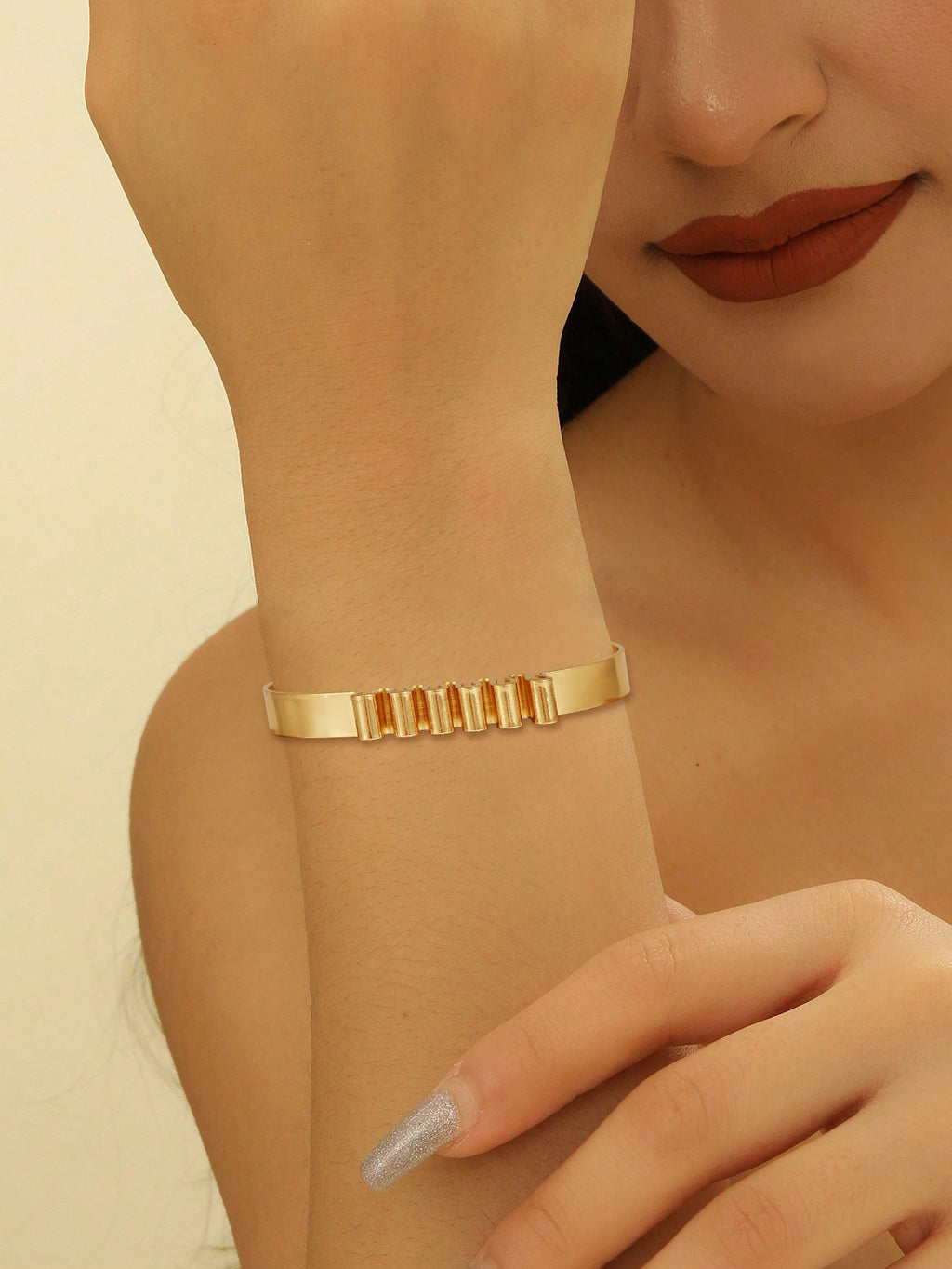 Ladies' bangle with elegant curved design Fashion Glam