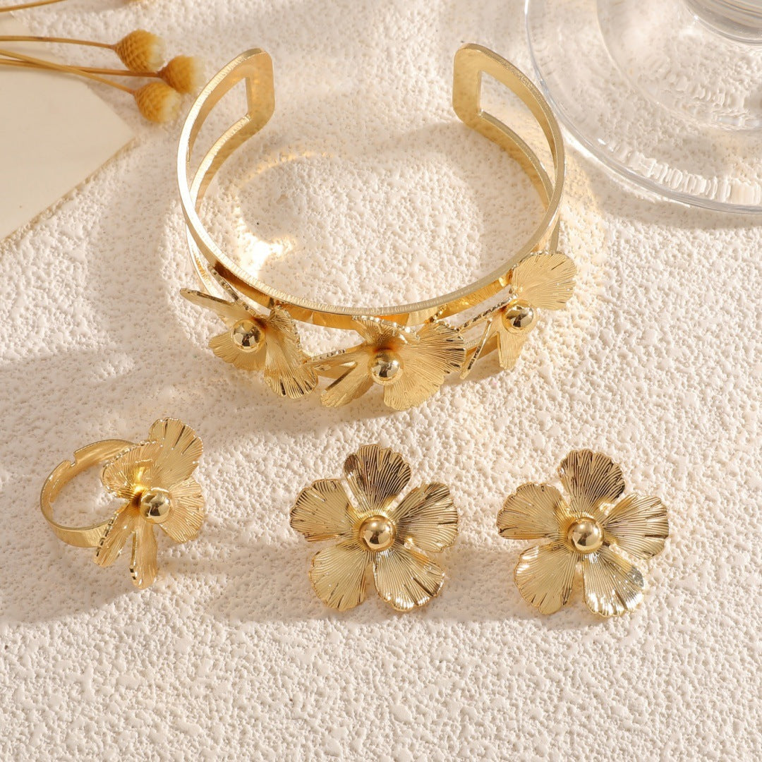 Women's wrist jewelry with floral design and high-quality surface finishing Fashion Glam