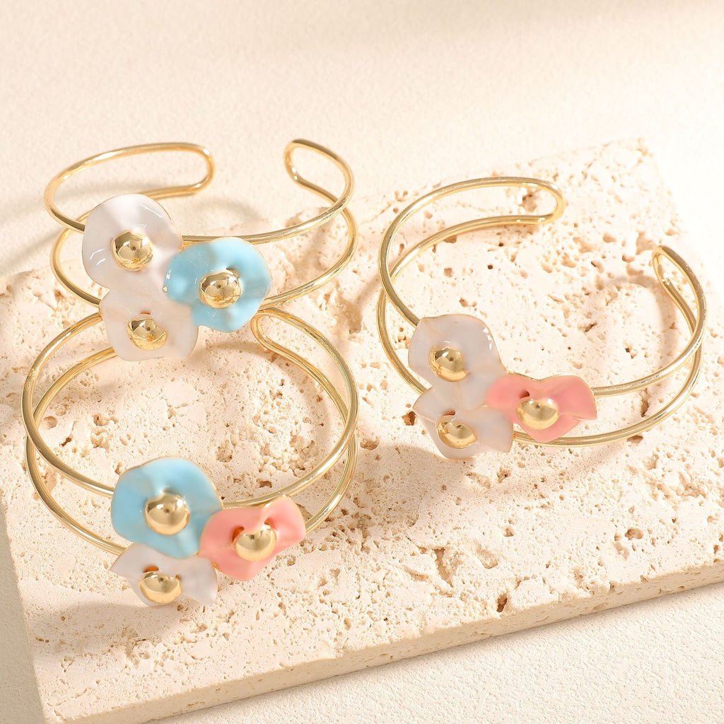 Women's bangle with elaborate floral design Fashion Glam